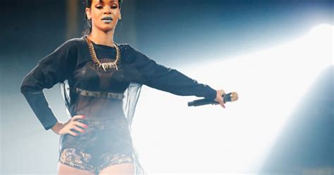 Rihanna Kicked Out Of Mosque Over Photo Shoot Rolling Stone