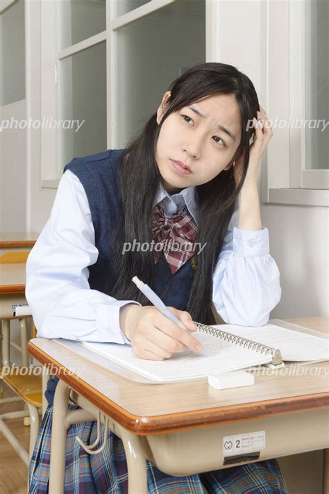 困り顔で勉強する女子高生 写真素材 [ 4338611 ] フォトライブラリー Photolibrary