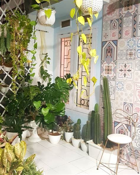 Model tiang teras rumah sederhana dapat diterapkan pada rumah minimalis tampak depan dengan batu alam untuk mengurangi kesan biasa, begitu juga dengan motif teras depan rumah. 19 Harga & Motif Keramik Dinding Teras Terbaik (2020)