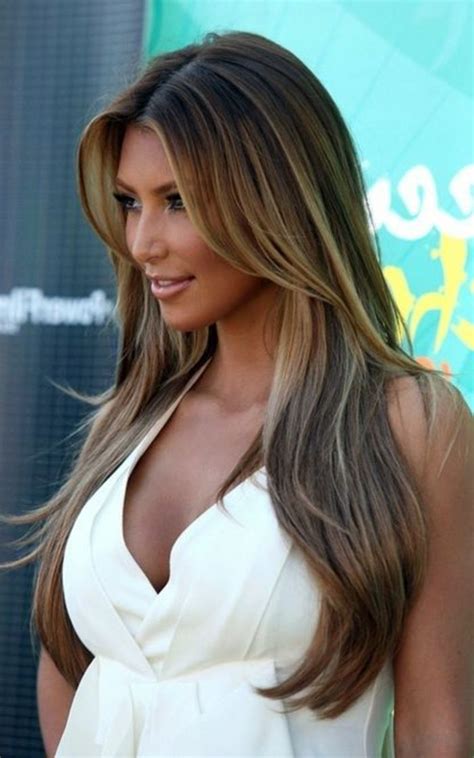 En faisant une coloration capillaire et en colorant certaines parties de votre chevelure avec une couleur plus foncée que sur le reste de vos cheveux, votre coupe de cheveux semblera plus volumineuse. Idée Coiffure : meches caramel sur cheveux chatains foncés ...