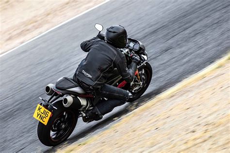 The seat height too is a tad on the higher side (825mm). 2019 Triumph Speed Triple R Motorcycle UAE's Prices, Specs ...