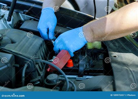 Engineering Mechanic Replacement Car Battery Car Service With Wrench