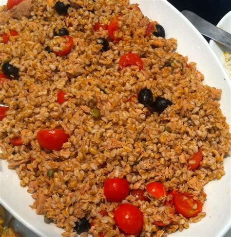 Sono stupito perché in questo ultimo periodo sono anche piuttosto la torta al grano saraceno è stata una grande scoperta. Insalata estiva di grano saraceno, tonno, pomodorini e olive