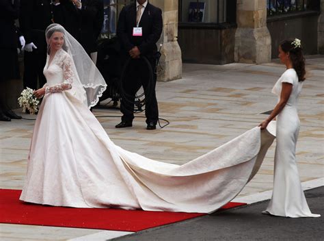 Kate middleton and prince william (screen shot)the royal wedding is in full swing, and kate middleton looks lovely. Mariage de Kate Middeleton et du prince William