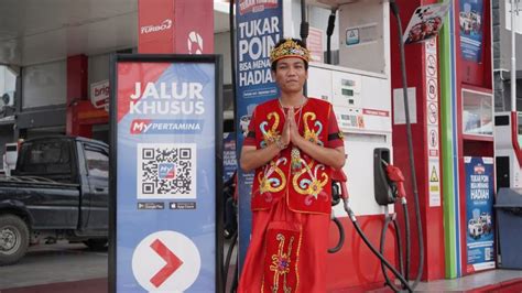 Petugas Spbu Di Kalimantan Kenakan Baju Adat Hari Pancasila