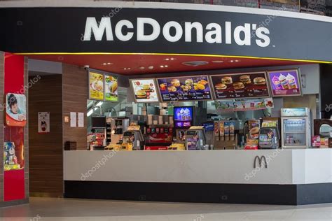Poor and costly show of mcdonald's. Vue de face du restaurant McDonald's au centre commercial ...