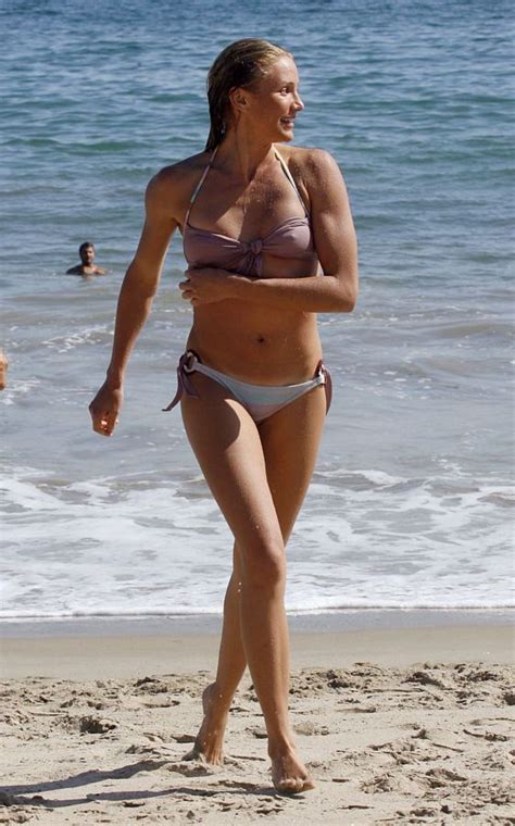 Cameron Diaz Flaunting That Pinchable Booty Outside In A Cute Bikini