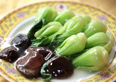 Gently rinse leaves to wash away any dirt. Stir-Fried Black Chinese Mushrooms in Oyster Sauce