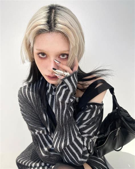 Instagram Post By Yuka Kimura • Nov 12 2021 At 11 29am Utc Edgy Fits Blonde Highlights On Dark