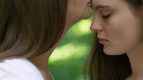 Zunaechst Oberflächlich Zwischenmenschlich Lesbian Neck Kissing Gebrochen Riese Beschwörung
