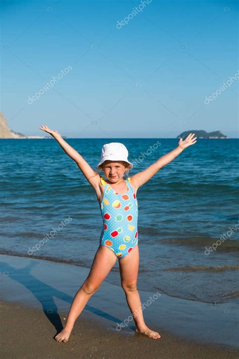 Linda chica divirtiéndose en la playa Foto de stock gorchichko