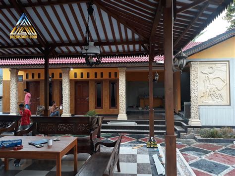 Batu andesit yang cocok untuk tiang pilar teras depan rumah yang pas diantaranya juga yaitu batu jenis model batu andesit rta dan juga batu palimanan rta, tekstur batu jenis rta sangat menonjol dan terkesan lebih alami, maka hal tersebut akan menampilkan tiang yang sangat kokoh jika. Ukiran tiang pilar teras