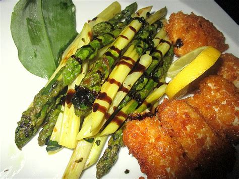 Grüner Spargel mit frischem Bärlauch aus der Pfanne von badegast1