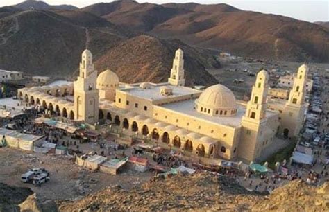 يعود تاريخ بناء مسجد العارف بالله بمدينة سوهاج، إلى القرن الثامن الهجري، وهو من أقدم مساجد المحافظة، وأعيد بناء المسجد في عام 1968م، وتم تجديده عام 1993م، ويوجد بجوار المسجد قبر مراد بك حاكم الصعيد أيام عصر المماليك. لأول مرة في التاريخ إلغاء موكب المحامل بالقصير.. والشيخ ...