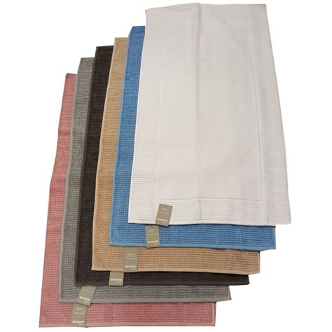 Scegli tra i tanti colori in tinta unita, e abbina il tuo tappeto bagno alle spugne e agli accappatoi della collezione bassetti pop color. in vendita per il bagno ottimo prodotto disponibile in due ...