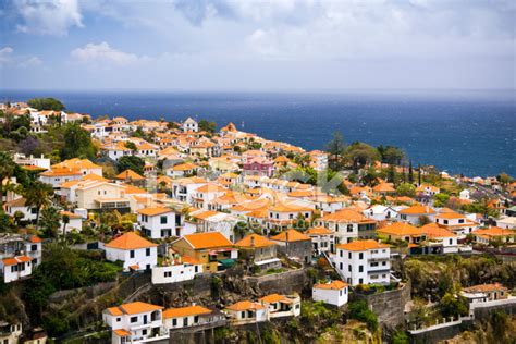 Procure o romance, encontre cultura, viva a aventura ou recupere a tranquilidade. Funchal City on Madeira Island, Portugal Stock Photos ...