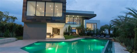 Cuenta con cocina americana totalmente equipada, amplio salón y dos habitaciones Diseño de una casa moderna con piscina en Cali | homify | homify