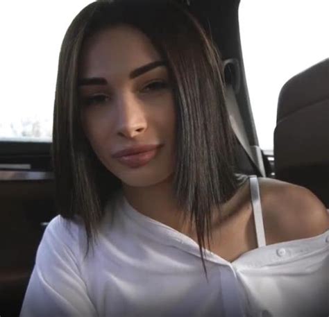 Gorgeous Babe Gives A Blowjob In The Car Telegraph
