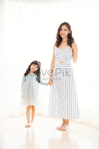 intimate play by the mother and daughter picture and hd photos free download on lovepik