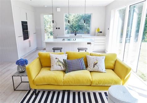 Lopez ecksofa 305x189 cm couch eckcouch sofa gelb curry kaufen skandinavischer sofa 2 3 sitzer gelb iceberg maisons du monde paco ecksofa 264x186 cm couch eckcouch sofa gelb senf kaufen smart sofa gelb mikrofaser geradine 3 sitzer currygelb 3 sitzer sofa stoff gelb. Gelbes Sofa - so schaffen Sie visuelle Balance im Wohnzimmer!