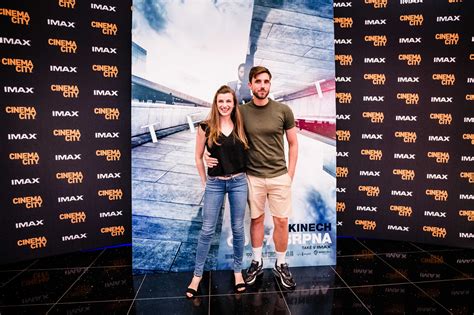Několik týdnů před premiérou filmu šarlatán a večerní procházkou po praze prožili emma smetana (32) a mladičký herec josef trojan (19) první, i když ne úplně romantikou. Emma Smetana a Jordan Haj opět jako dvě hrdličky! Mladý Trojan je zapomenut | Aplausin.cz
