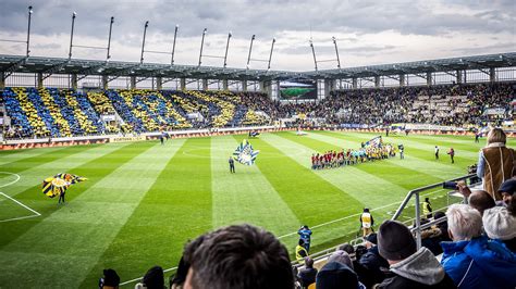 Előre ország népe, harcra, ma diadal vár, hív hazánk! Fordulat: Szlovákia elnöke visszadobja a magyar himnusz ...