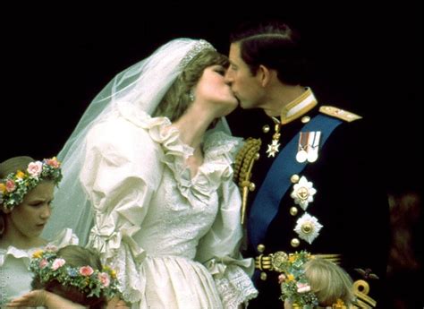 Royalty prins charles heeft na de dood van prinses diana in 1997 geworsteld om zijn beschadigde reputatie te rehabiliteren. Plakje taart huwelijk Diana en Charles gaat onder de hamer ...