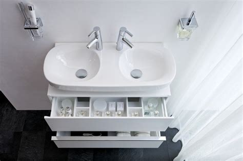 A la hora de elegir los azulejos de baño también se nos plantean varias dudas, podemos poner los mismos azulejos para cuartos de baño tanto en suelo como en las paredes o bien elegir un azulejo baño distinto para cada una de las superficies. Baños modernos Laufen. Cuartos de baño pequeños modernos ...