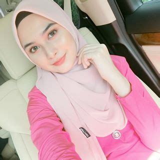 Malam itu jadi malam yang paling menyiksa buatku. dah mmg nama perempuan dalam kereta selfie kan 😜 tudung by ...