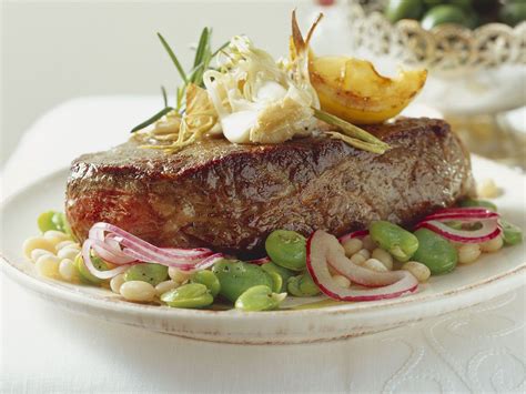 Saubohnen waschen, die stängel an den enden entfernen und halbieren. Rindersteak mit Saubohnen-Salat Rezept | EAT SMARTER