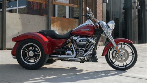 The design is a cross between the classic features and some this is a good beginner motorcycle because of its powerful engine of 883 cc. Best Beginner Motorcycles: 15 Great Bikes for Learning to Ride