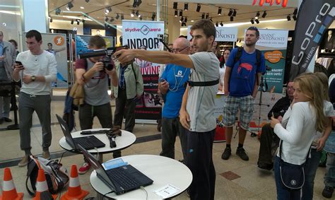 Moderní pětiboj je sport, který v sobě kombinuje technické i fyzické disciplíny (střelba, šerm, jezdectví, plavání a přespolní běh). » Moderní „indoor" pětiboj s Davidem