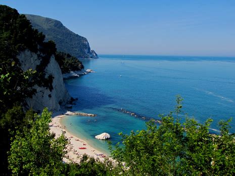 Informazioni e servizi turistici per la riviera del conero: Le spiagge della Riviera - Conero.it