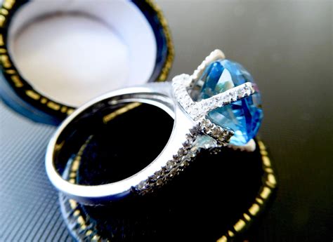18ct,-blue-topaz-diamond-ring,-blue-topaz-and-diamond-dress-ring