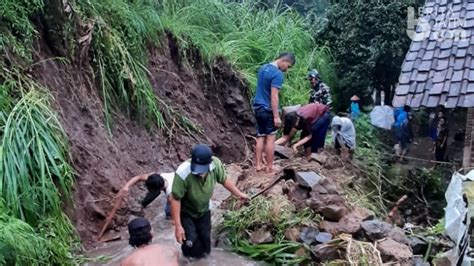 Hujan Deras Tebing Setinggi 3 Meter Di Pacet Mojokerto Longsor