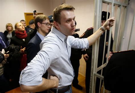 In Latest Challenge To Putin Russian Activist Navalny Breaks House Arrest The Washington Post