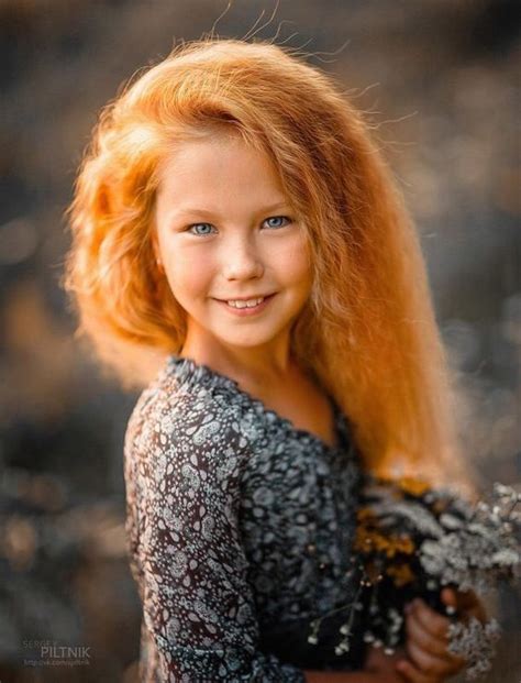 Portrait De Petite Fille Gaie Avec Des Cheveux Roux Et Des Taches De