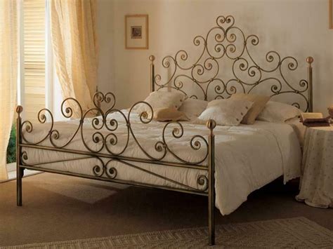 Letti in ferro battuto vari tipi di modelli in tantissime finiture fissi o contenitore tutte le misure. Letto Mimosa Matrimoniale testata e pediera in ferro ...