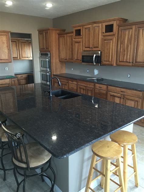 Once you've finished preparing cabinets for quartz countertops, you're one step closer to your finished product. Granite countertops with hickory cabinets | Hickory ...