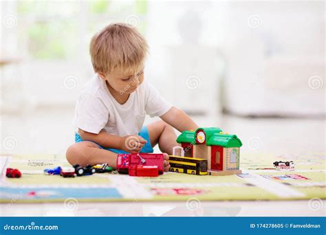 Chico Jugando A Coches De Juguete Niño Con Juguetes Niño Y Coche