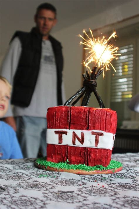 Wenn die kinder gerade im minecraft fieber sind, kann man ihnen mit einem minecraft kuchen einen super geburtstagskuchen backen. Pin von Amy Nichole auf Minecraft Birthday party ...