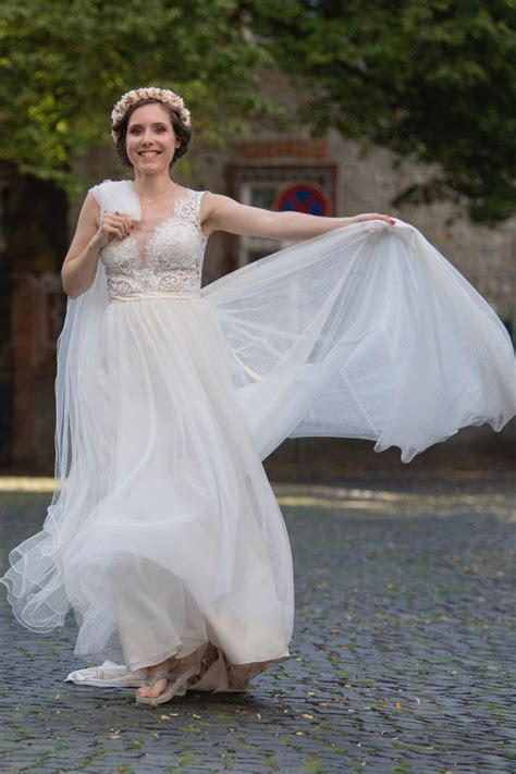 Lasst die verschiedenen hochzeitskleider auf euch wirken und trefft eine vorauswahl, in welche richtung der stil eures kleides gehen soll. Brautladen-Braut Sarina - Der Brautladen Frankfurt