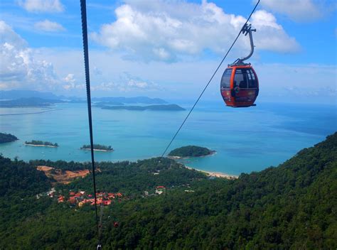 The langkawi cable car arrives at the peak of langkawi in two sections, standing on the observation deck at a height, overlooking the entire langkawi. 国际旅游网站评选：Langkawi Skycab 全球10大最佳缆车 🚠
