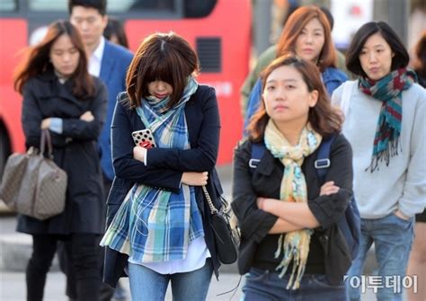 오늘날씨 5월 연휴 첫날, 초미세먼지 주의보…경기도 대부분 지역에 발령. 일기예보오늘 날씨, 전국 맑음…출근길 기온 '뚝↓' "일교차 ...