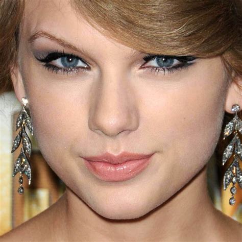 Taylor Swift Makeup Blue Eyeshadow And Red Lipstick Steal Her Style