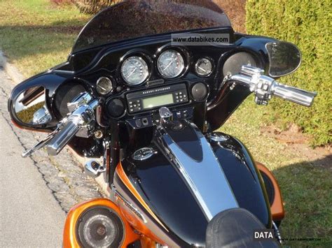 Iconic old skool wall decor seen at a harley davidson dealership yesterday. 2011 Harley Davidson Screamin Eagle CVO Street Glide FLHXSE2