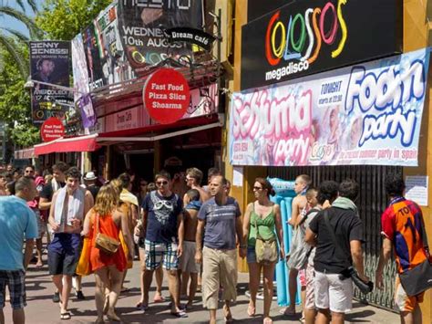 Nueva Batalla Campal Entre Turistas Y Polic As En Una Zona De