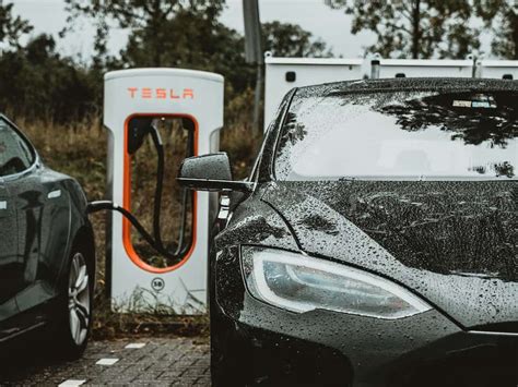 This v3 supercharger also uses tesla solar panels and its powerpack batteries to generate and store the. The Superb Tesla Supercharger and How it Works - That ...