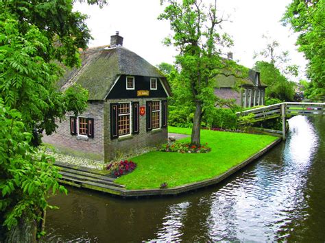 Giethoorn Village In Netherlands Fairytale Village Amazing Cool