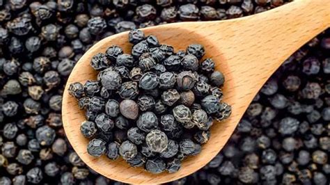 Know Amazing Benefits Of Black Pepper Kali Mirch Ke Fayde In Fever Cough Cold Hiccups Skin Etc